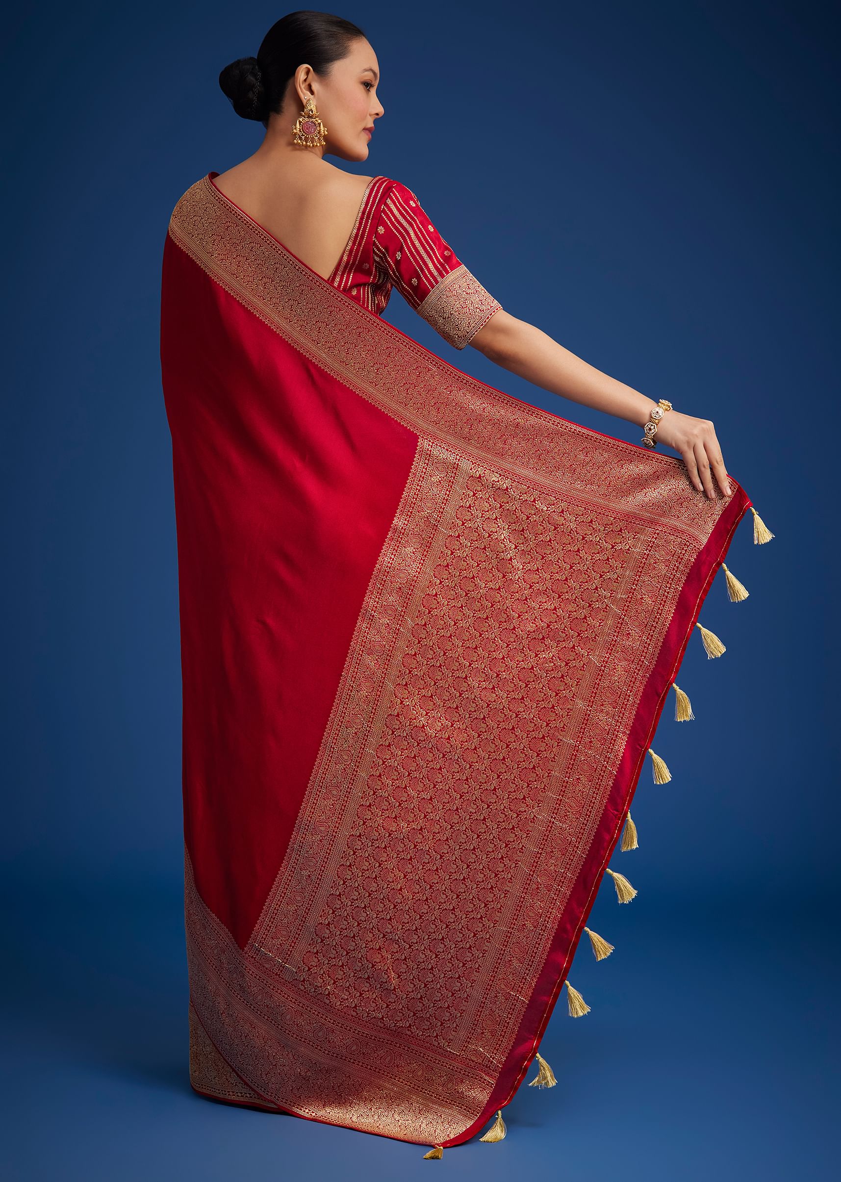 Red Dola Silk Saree With Zari Woven Border And Pallu - Image 4