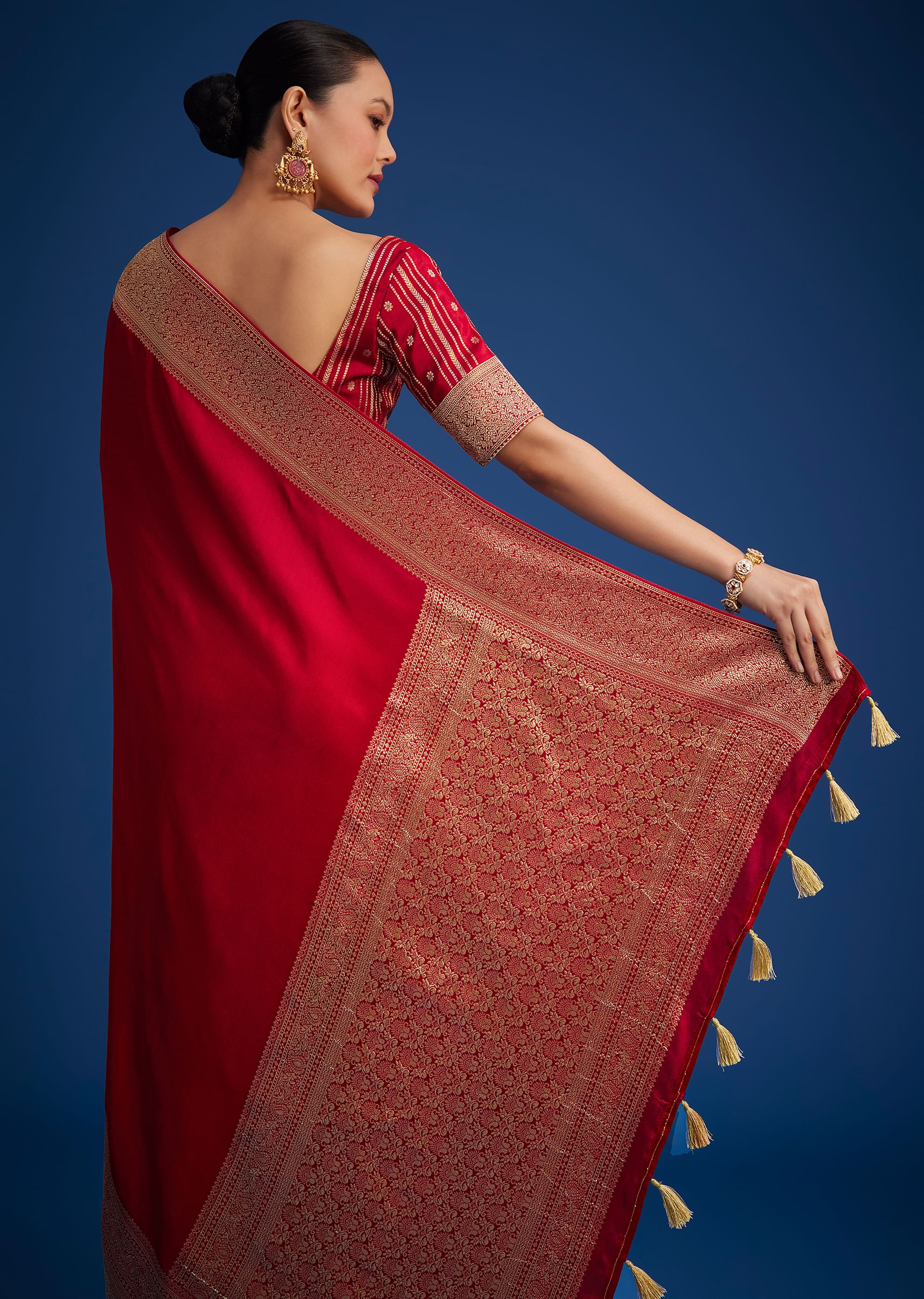Red Dola Silk Saree With Zari Woven Border And Pallu - Image 6