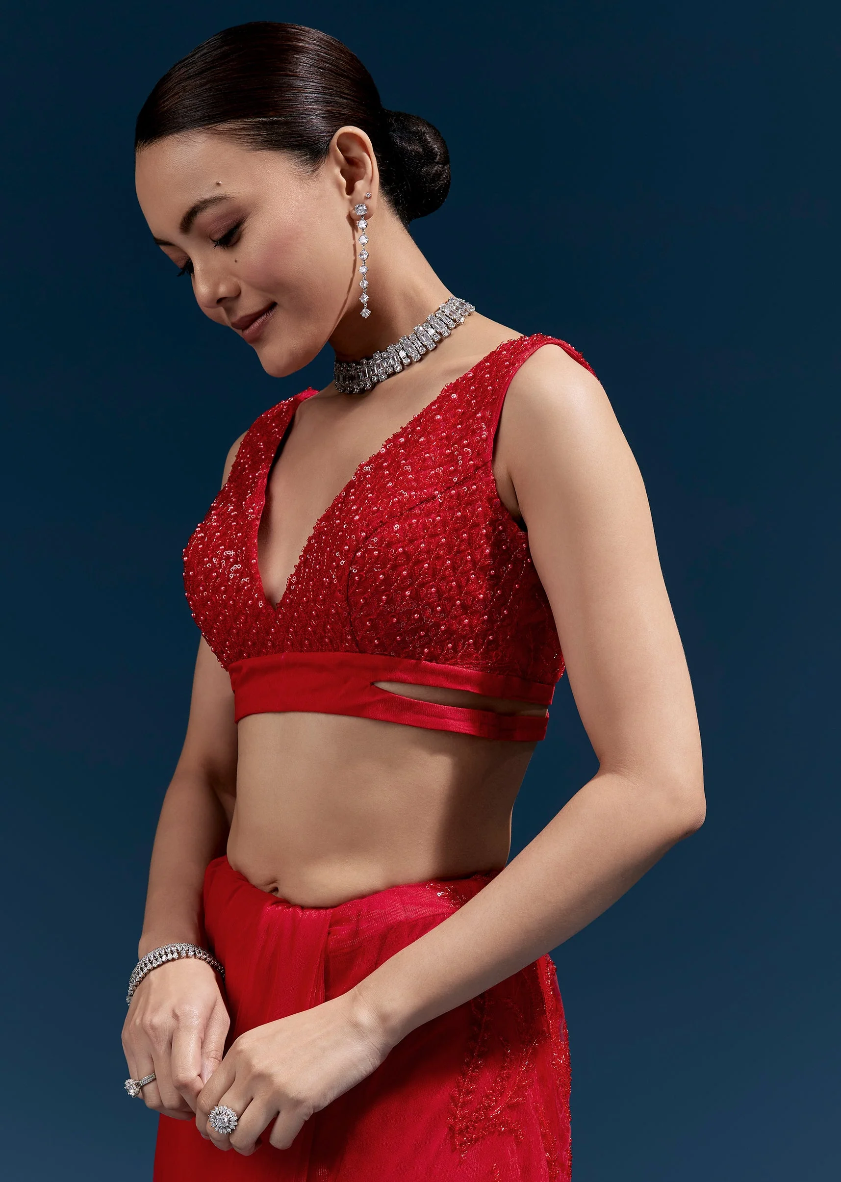 Red Heavy Embroidered Net Saree With Cutwork Border And All Over Floral Jaal - Image 7