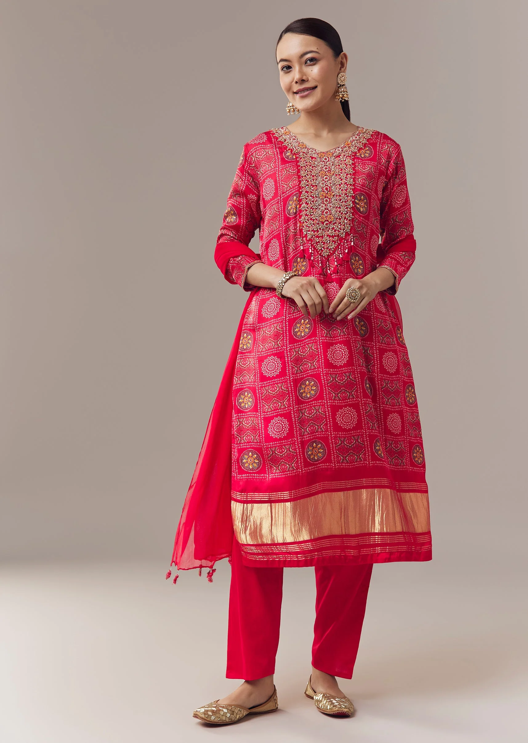 Red Kurta Set With Festive Bandhani Prints And Dupatta - Image 3