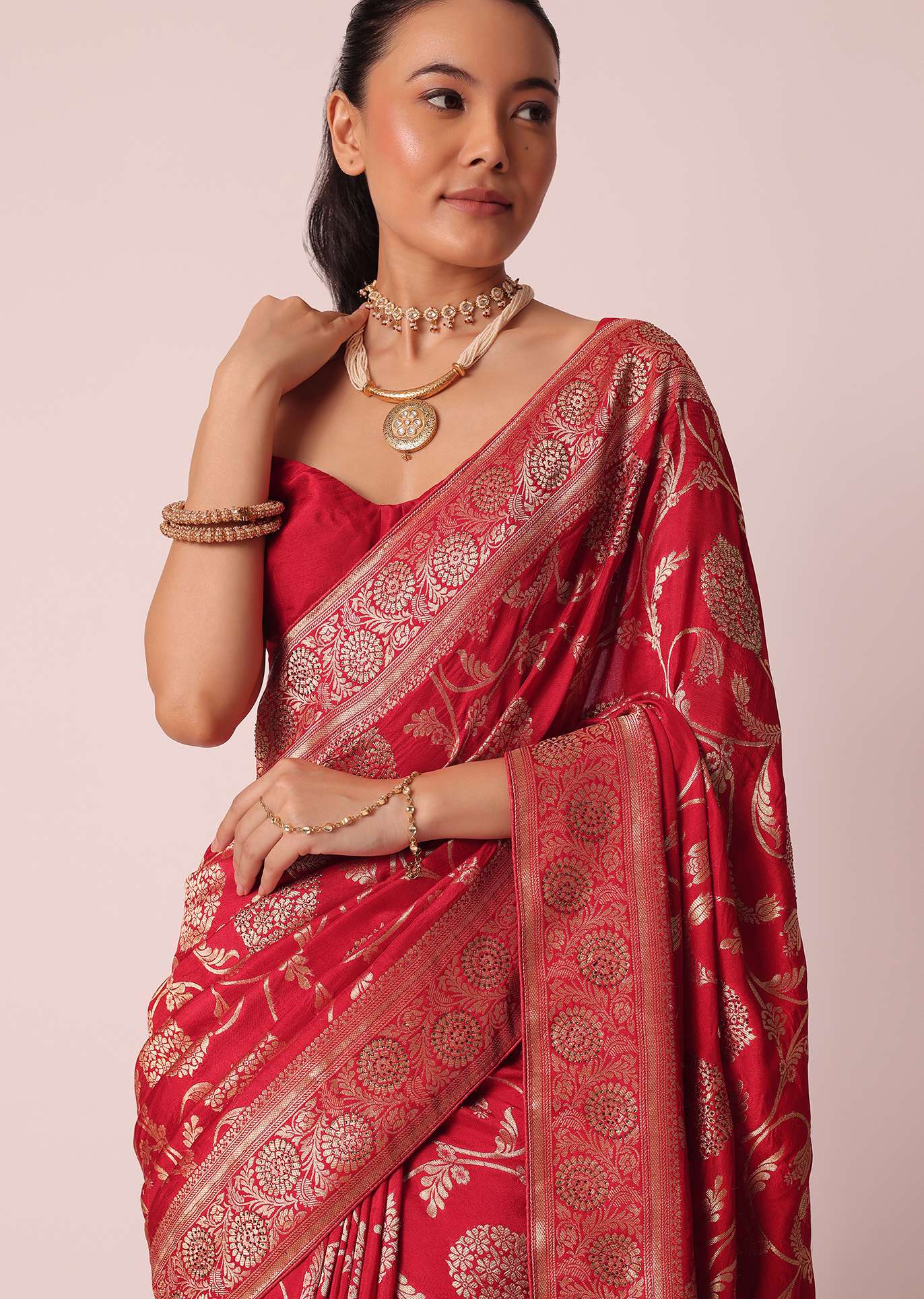 Red Saree in Dola Silk With Floral Weave And Unstitched Blouse Piece - Image 5