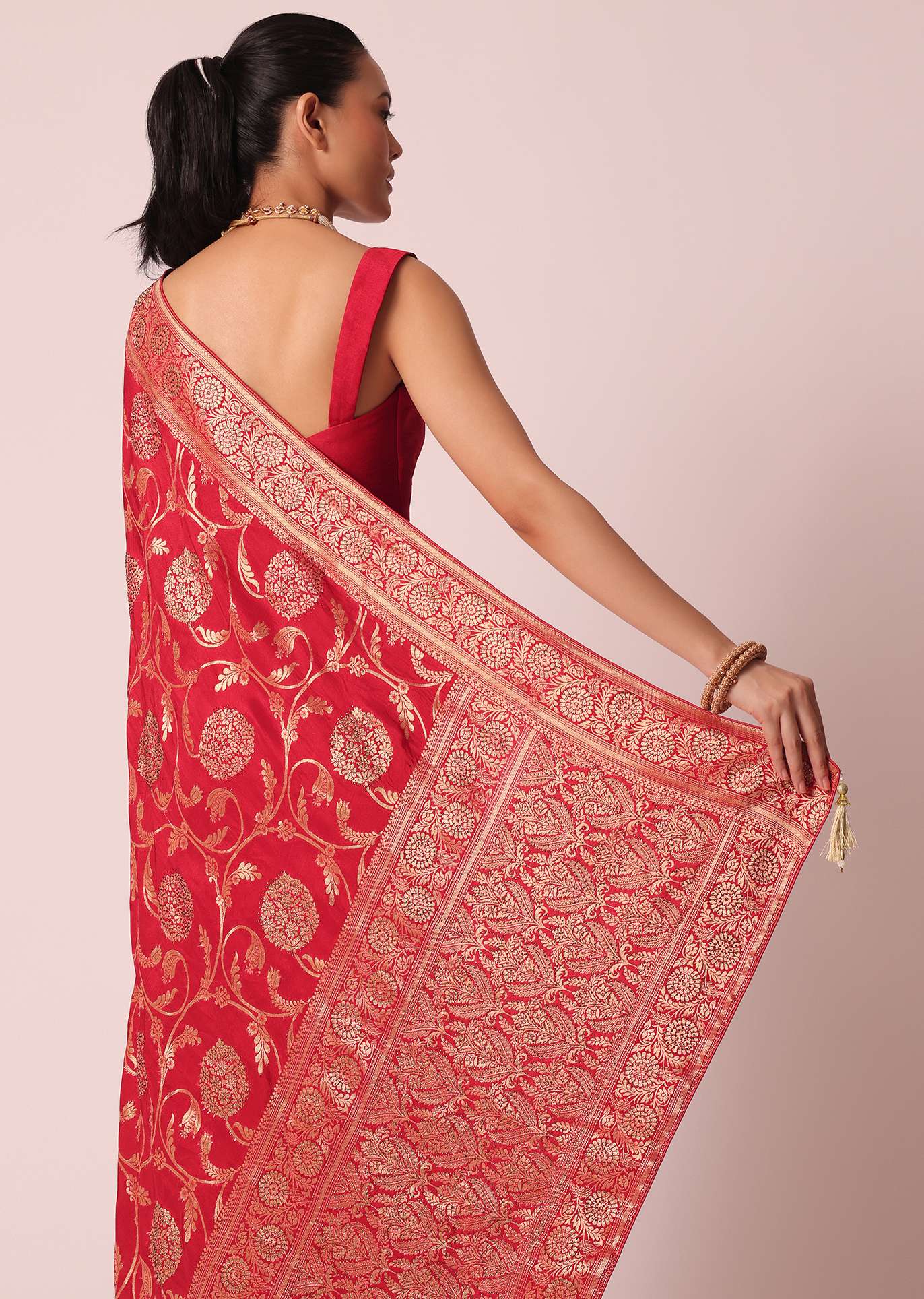 Red Saree in Dola Silk With Floral Weave And Unstitched Blouse Piece - Image 6