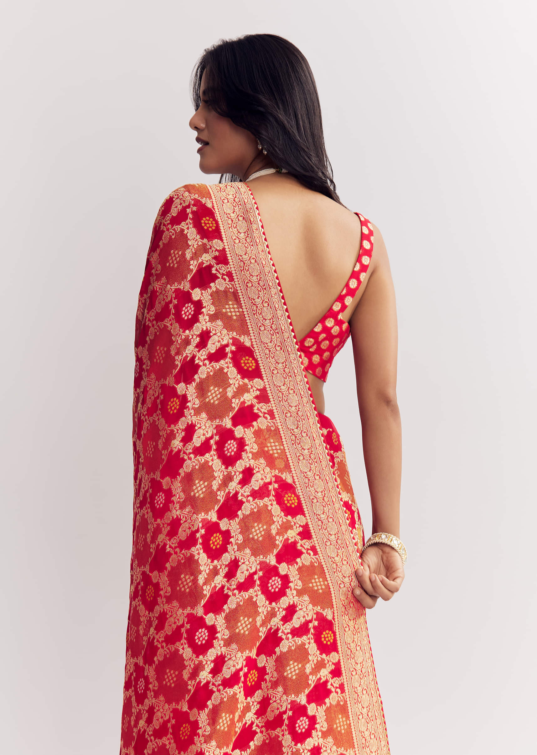 Red Shaded Dola Silk Saree With Zari Jaal Work - Image 6