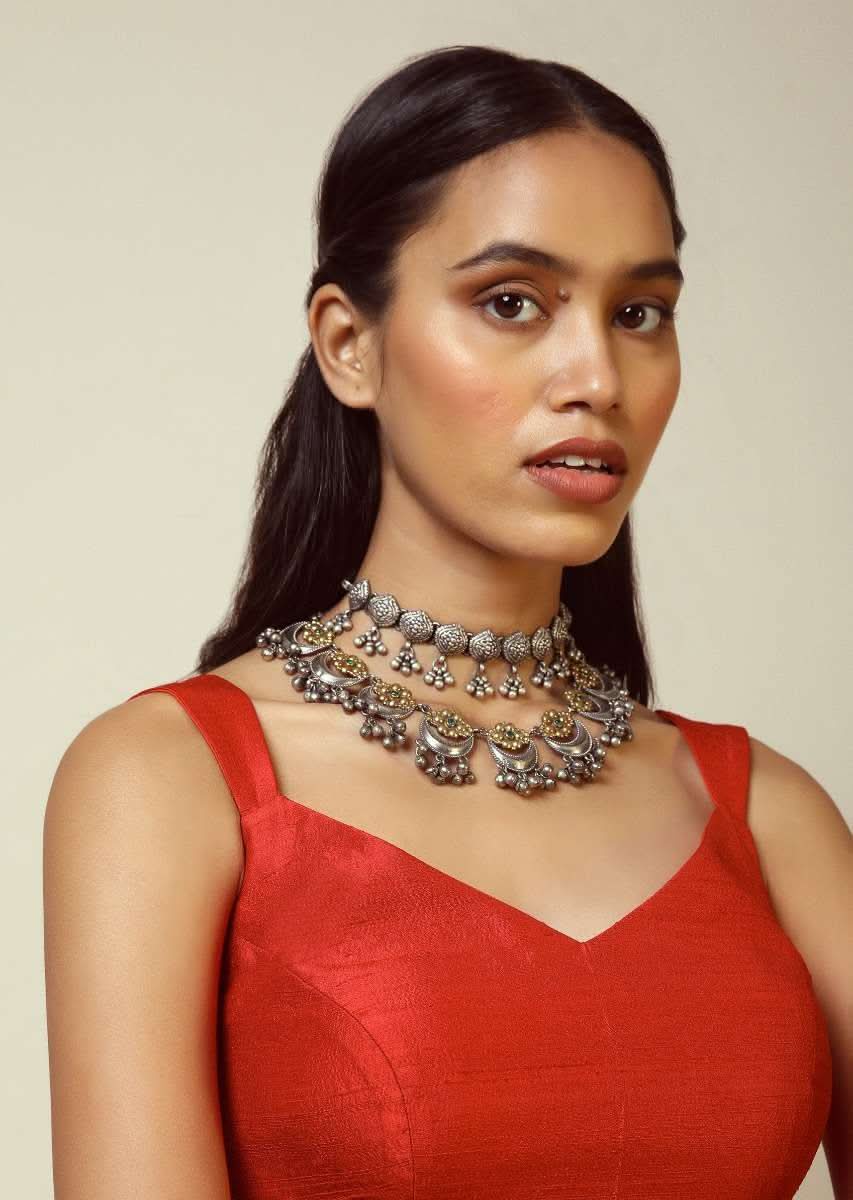 Red Sleeveless Blouse In Raw Silk With V Cut Neckline And Side Zip Closure - Image 4