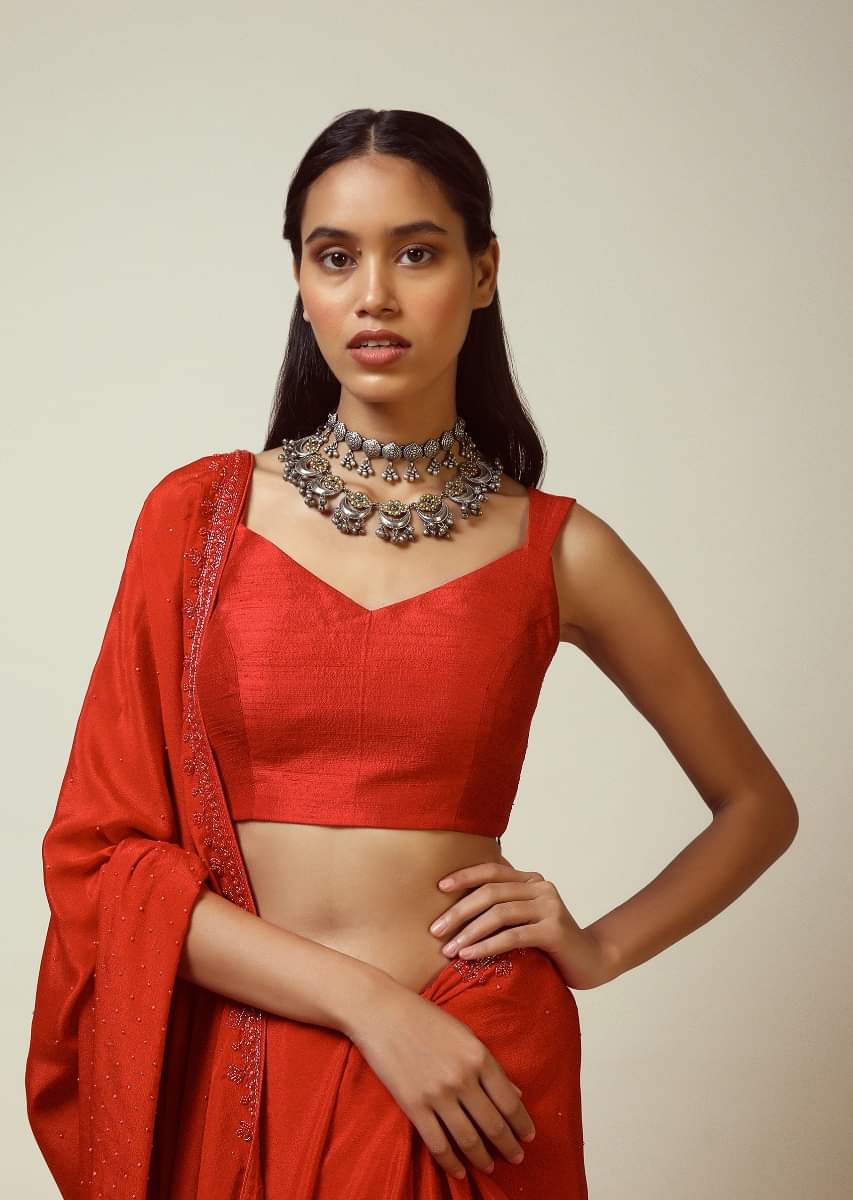 Red Sleeveless Blouse In Raw Silk With V Cut Neckline And Side Zip Closure - Image 5
