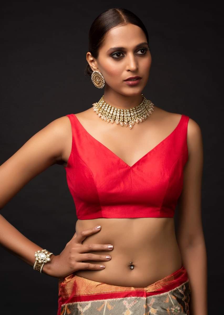 Red Sleeveless Blouse In Silk With Leaf Cut Neckline - Image 3