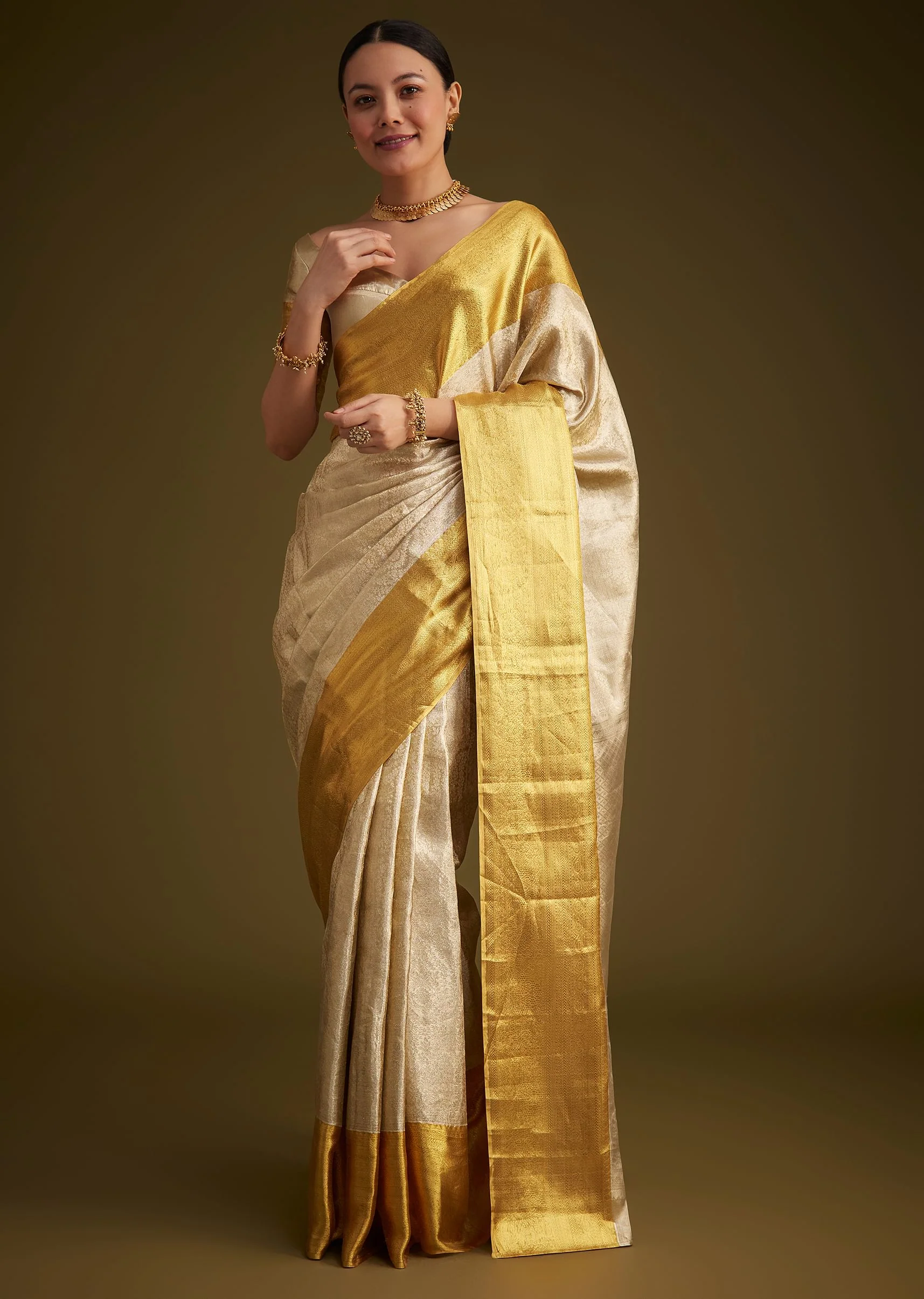 Silver Kanjivaram Silk Saree With Gold Contrast Border And Pallu - Image 6