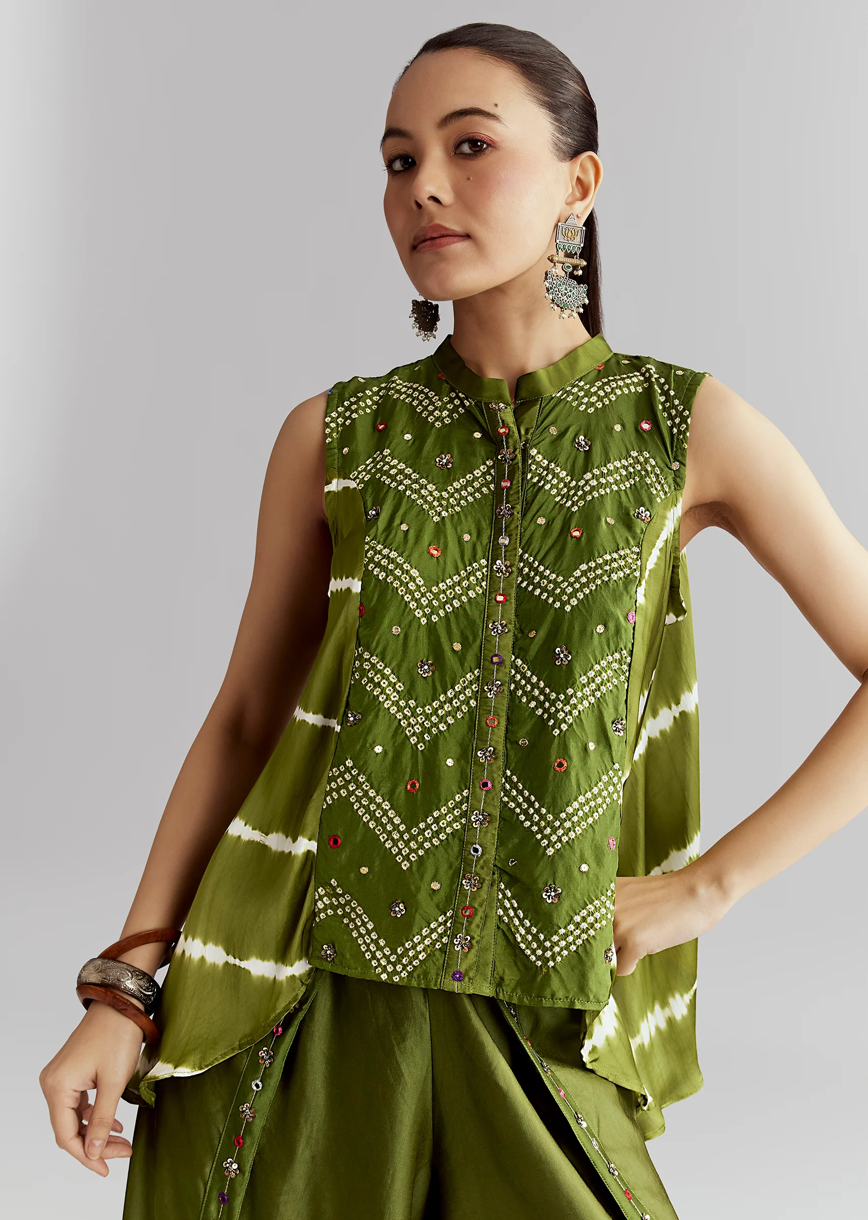 Vibrant Green Indo-Western Couple Set – Green Satin Indo-Western Set For Her And Green Bandhani Kurta Set For Him - Image 3