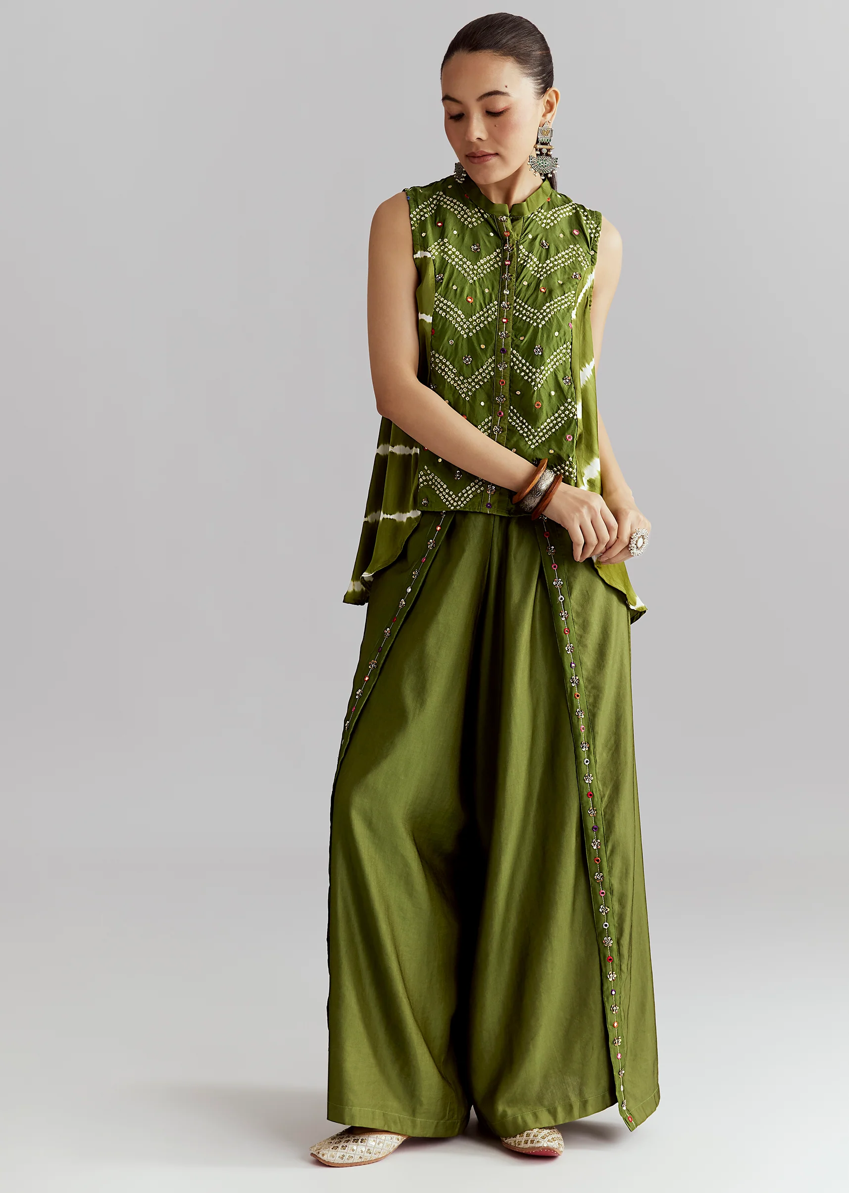 Vibrant Green Indo-Western Couple Set – Green Satin Indo-Western Set For Her And Green Bandhani Kurta Set For Him - Image 4