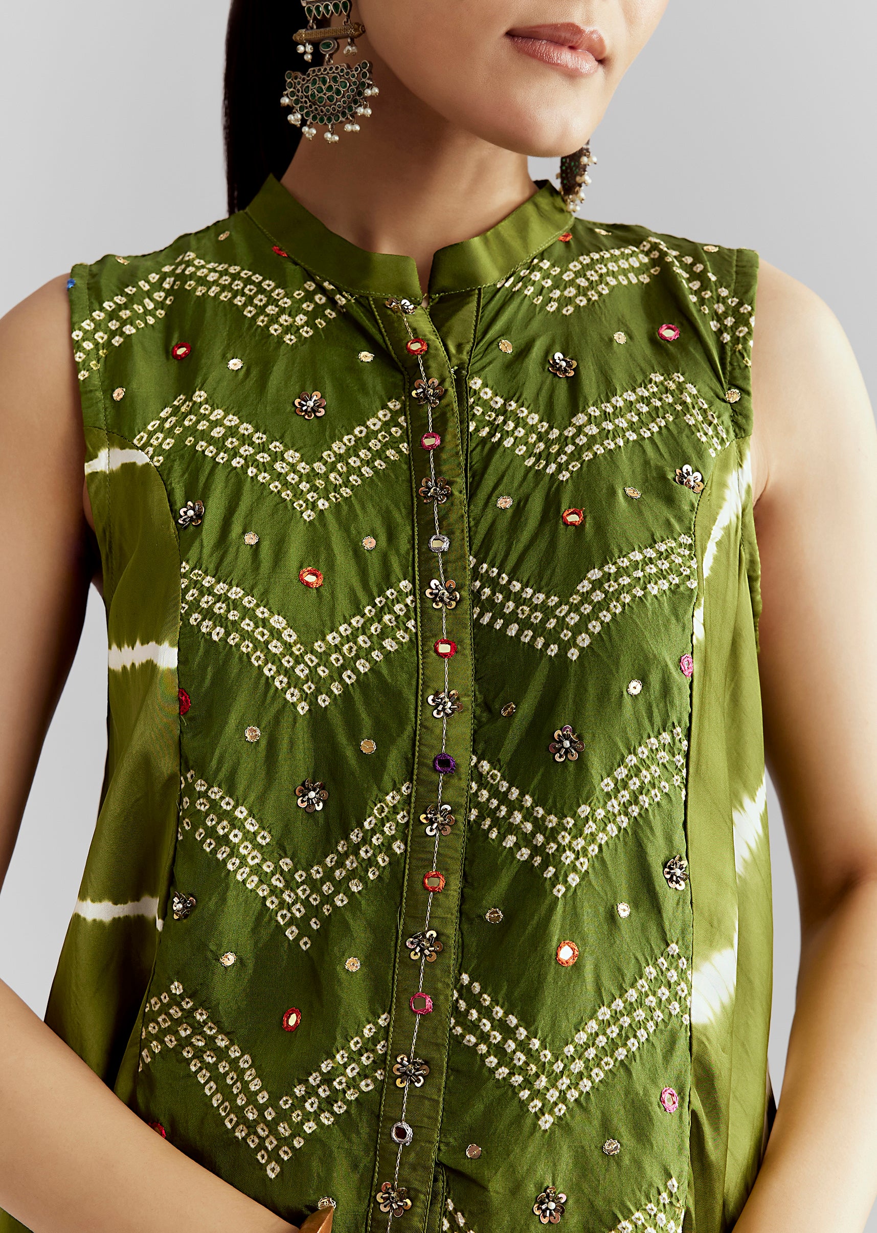 Vibrant Green Indo-Western Couple Set – Green Satin Indo-Western Set For Her And Green Bandhani Kurta Set For Him - Image 5