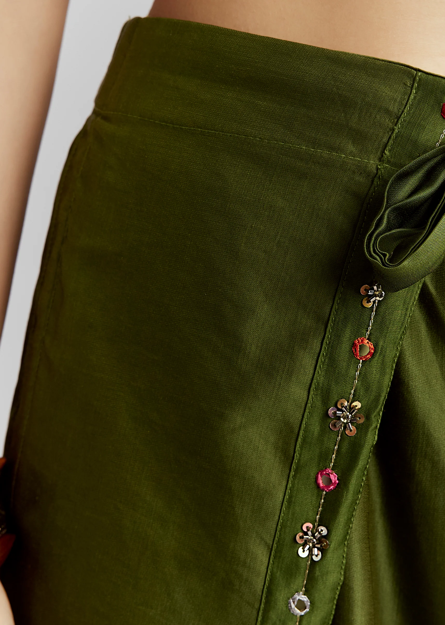Vibrant Green Indo-Western Couple Set – Green Satin Indo-Western Set For Her And Green Bandhani Kurta Set For Him - Image 7