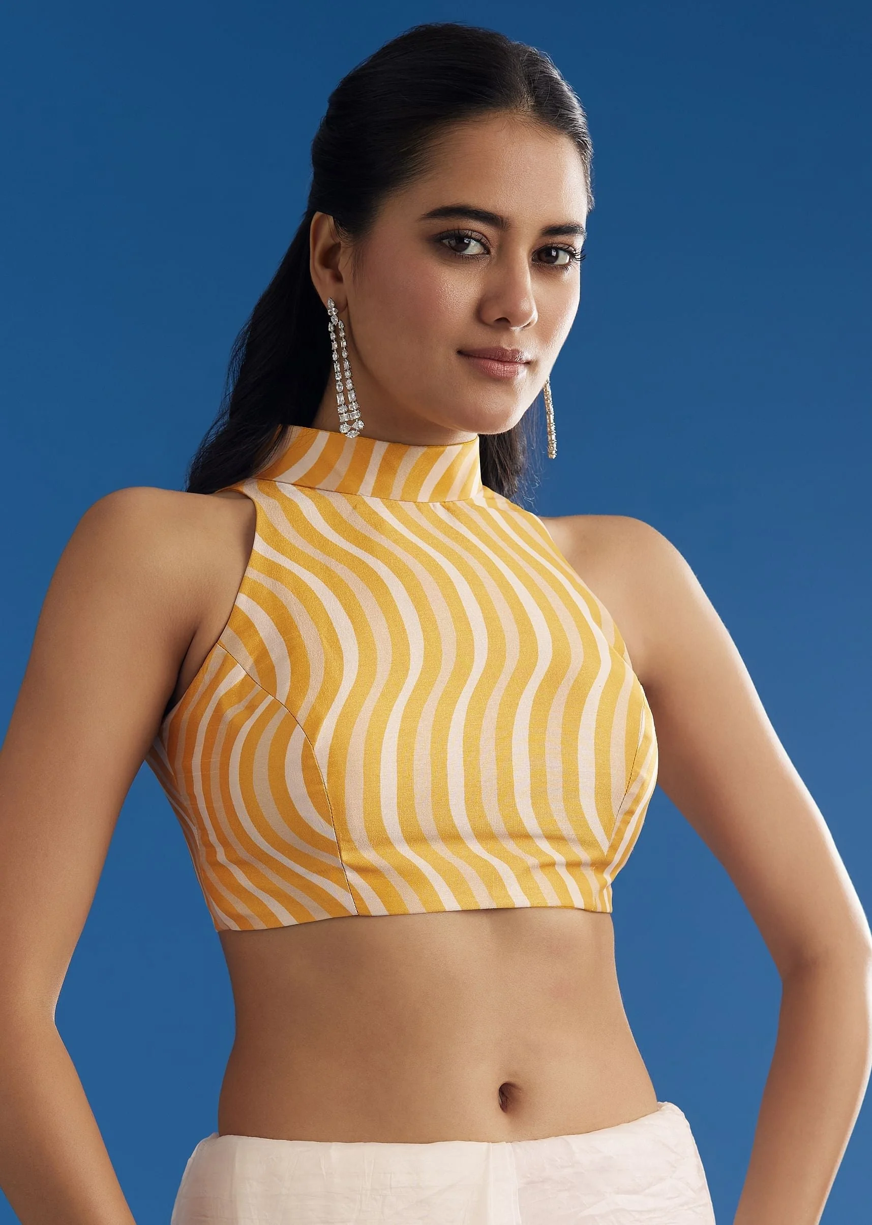 White Crepe Silk Saree With Mirror Scallop Contrast Border And Yellow Blouse - Image 7