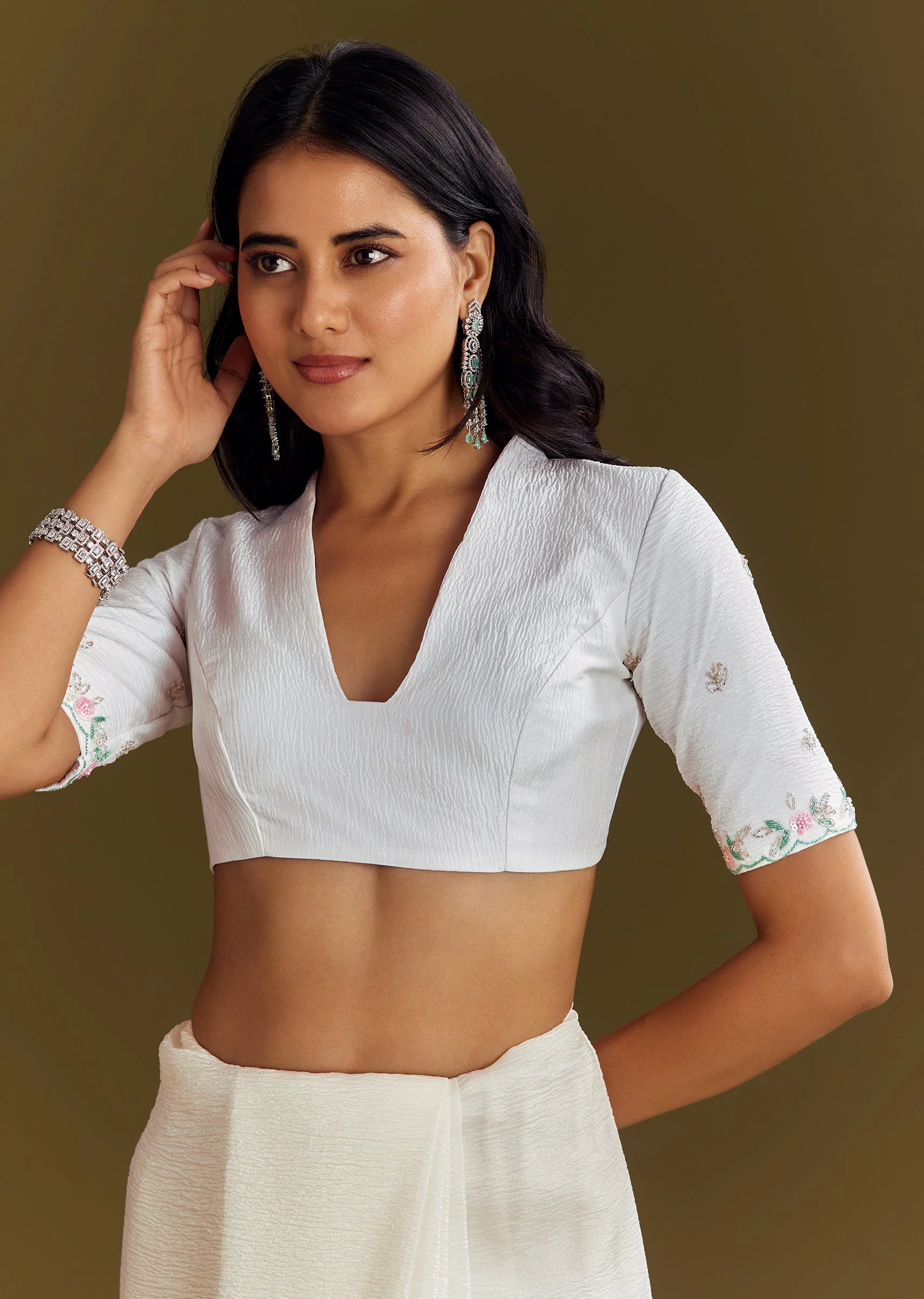 White Crush Tissue Saree With Cutdana And Beads Scallop Border - Image 7