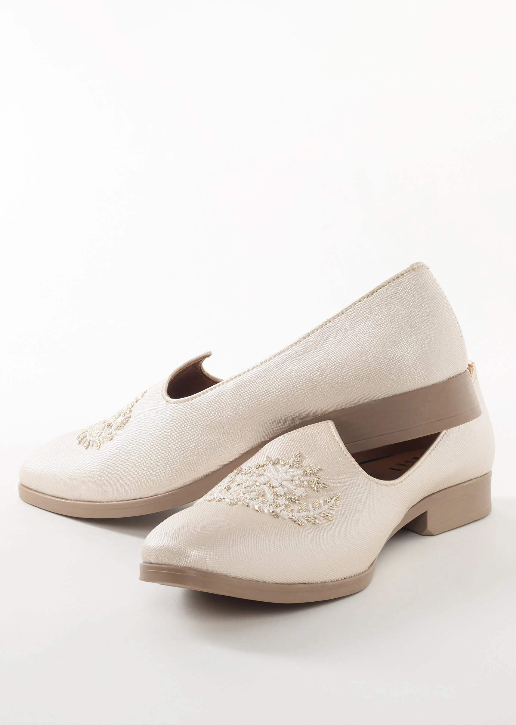 White Ethnic Jutti With Hand Embroidery For Men - Image 3