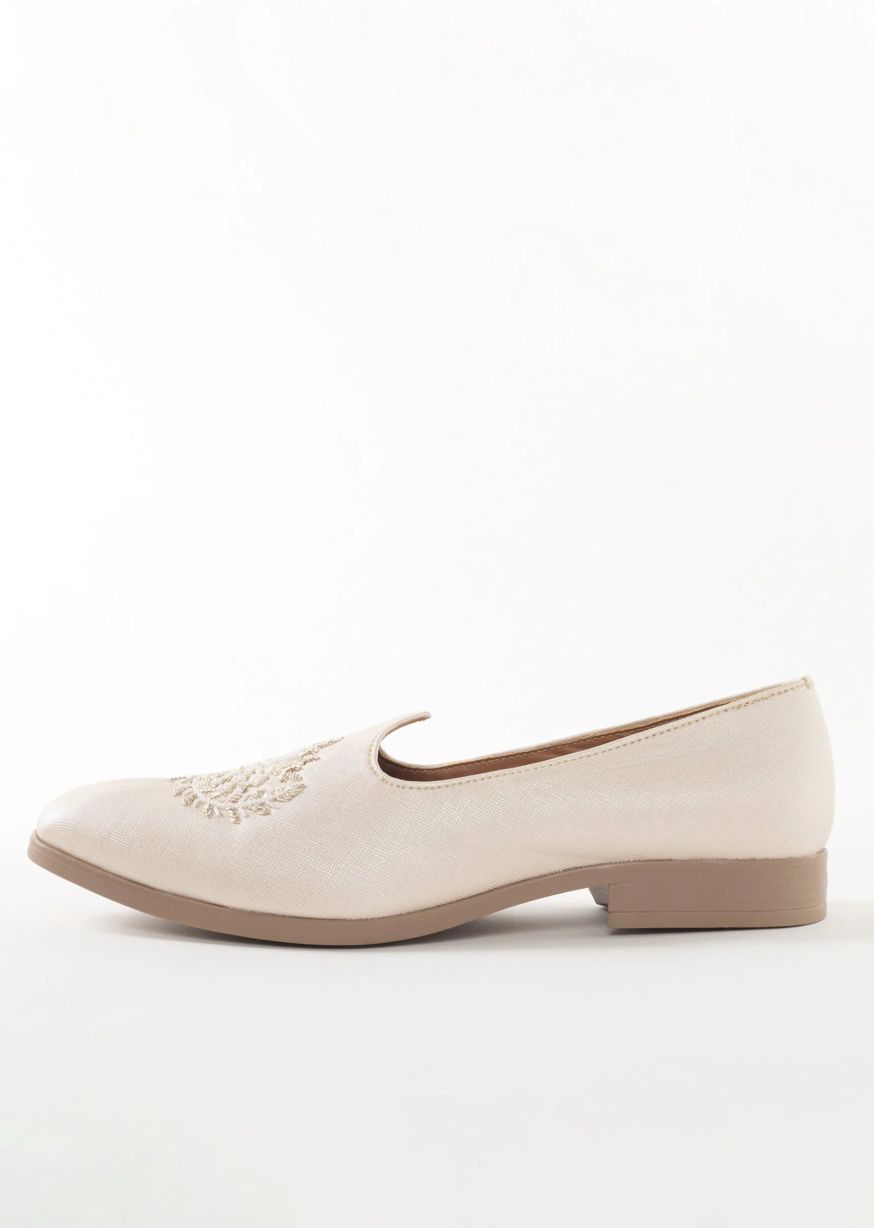 White Ethnic Jutti With Hand Embroidery For Men - Image 4