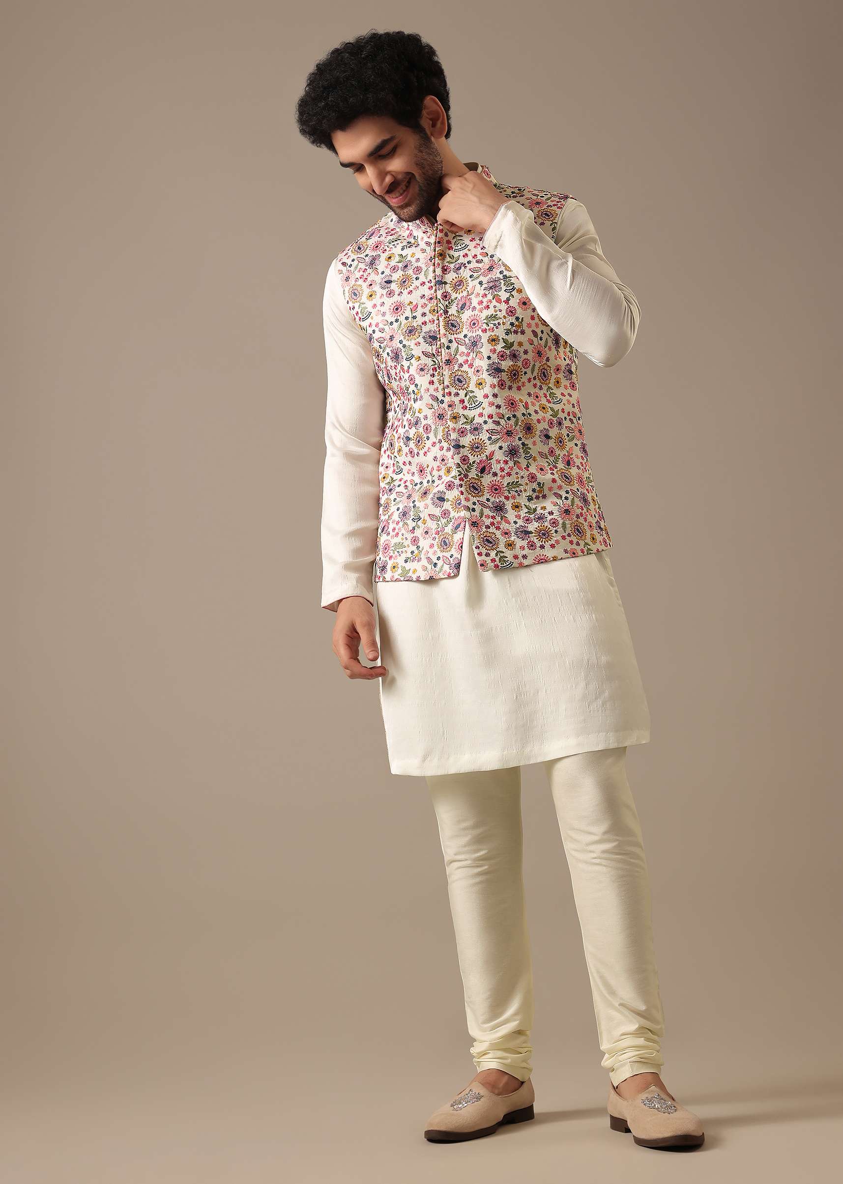White Floral Bundi & Kurta Set In Silk - Image 3