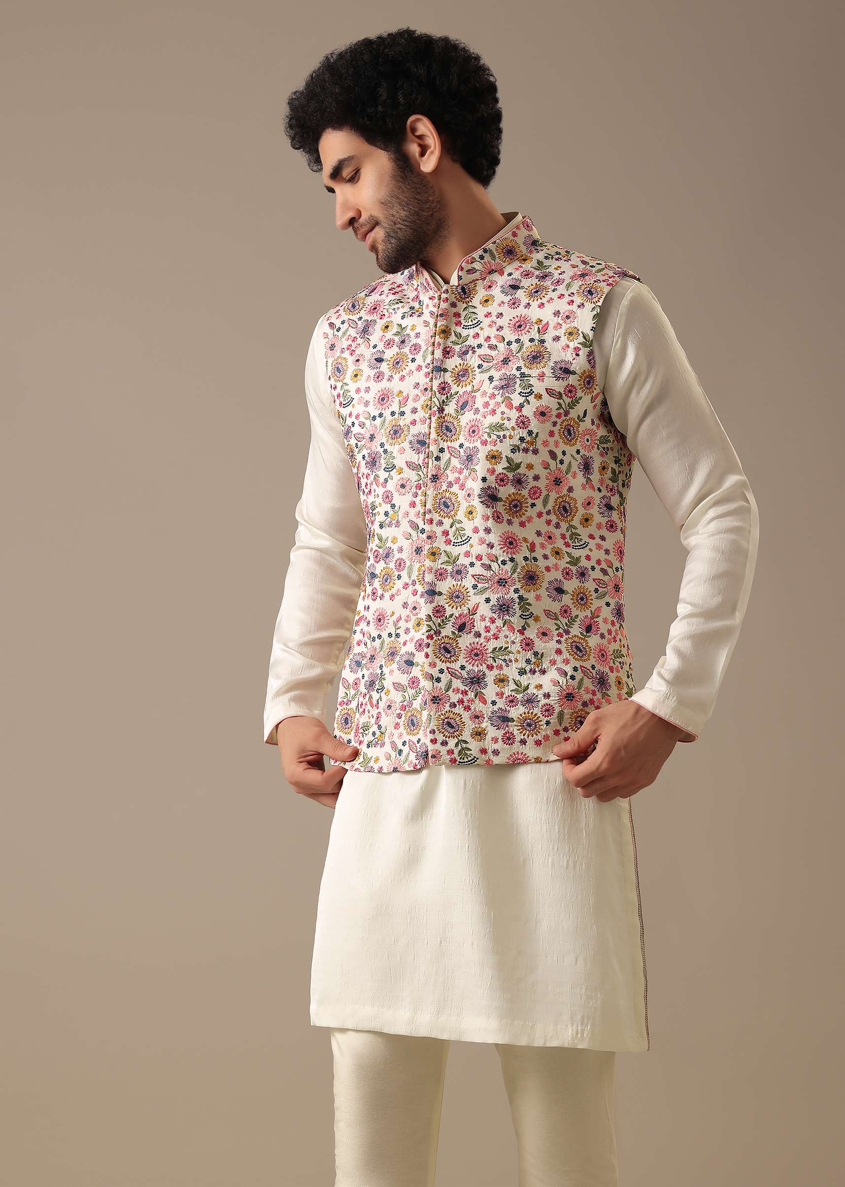 White Floral Bundi & Kurta Set In Silk - Image 4