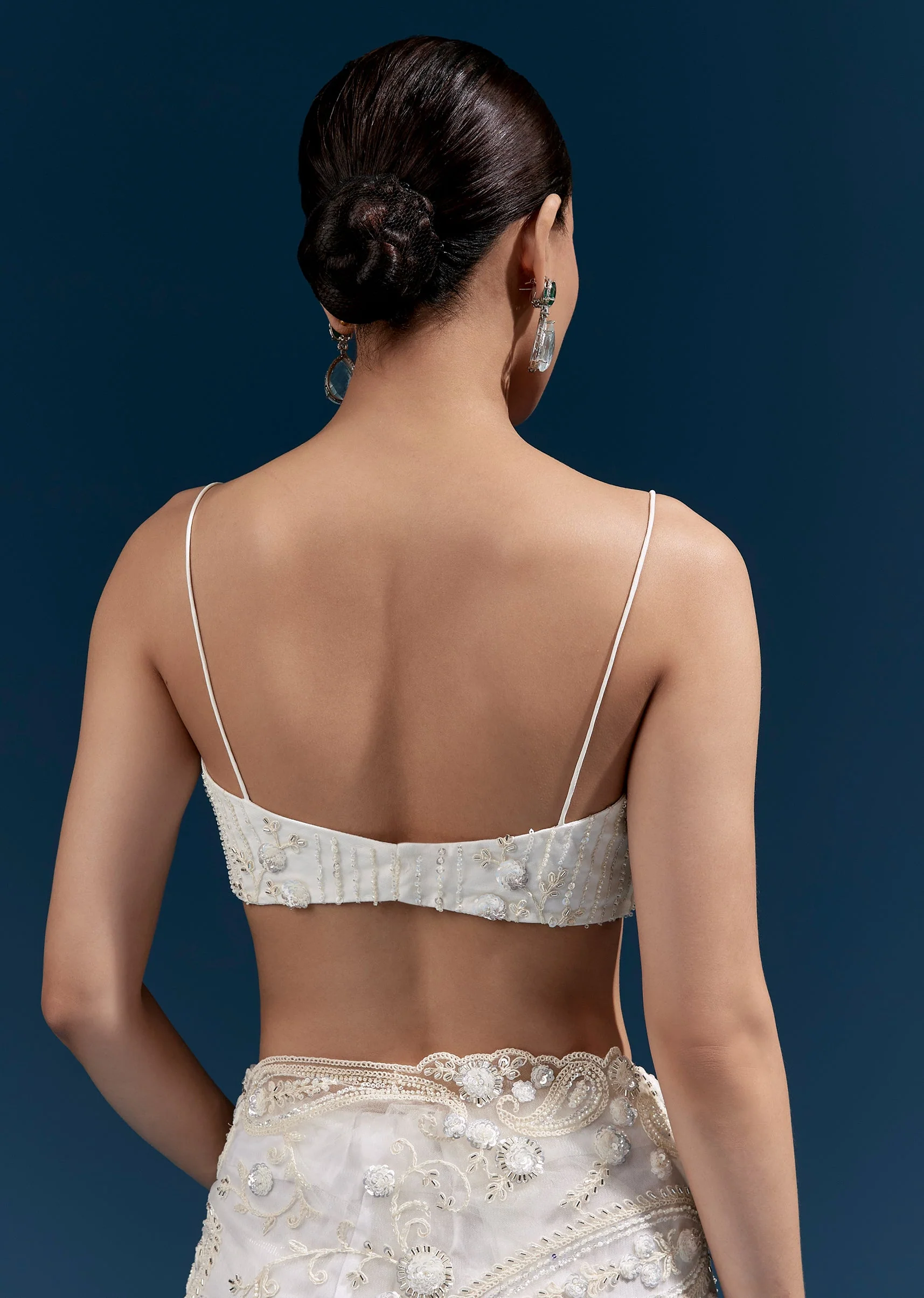 White Floral Heavy Embroidered Net Saree With Tasselled Pallu - Image 8