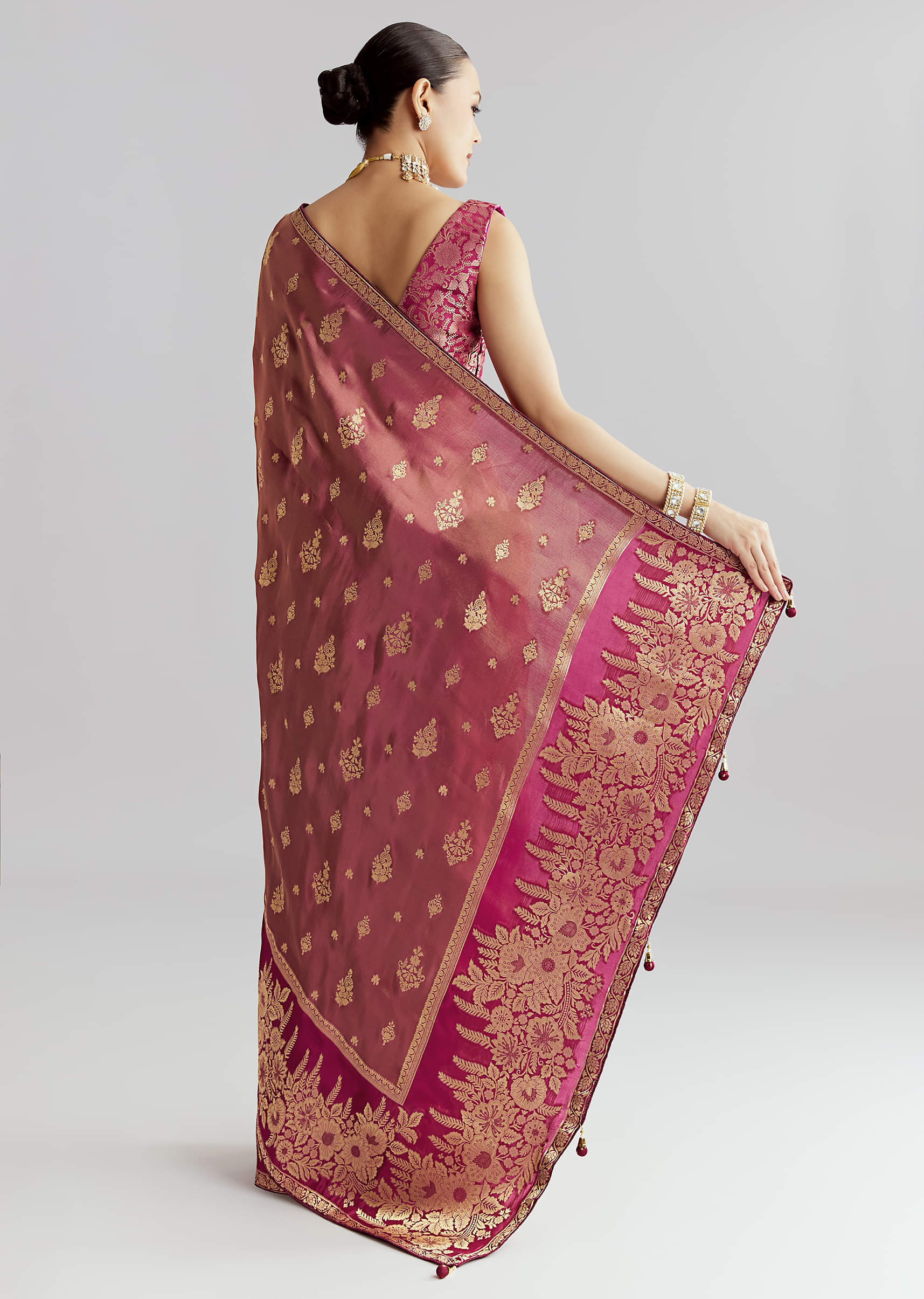 Wine Dola Silk Woven Saree With Zari Butti Work - Image 4